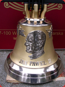 Dzwon z wizerunkiem papiea Jana Pawa II o wadze 50 kg wysokoci 41 cm