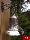 Dzwonek wiszcy na obrotowym haczyku o wym. 21,5cm x 21cm z herbem rodu.